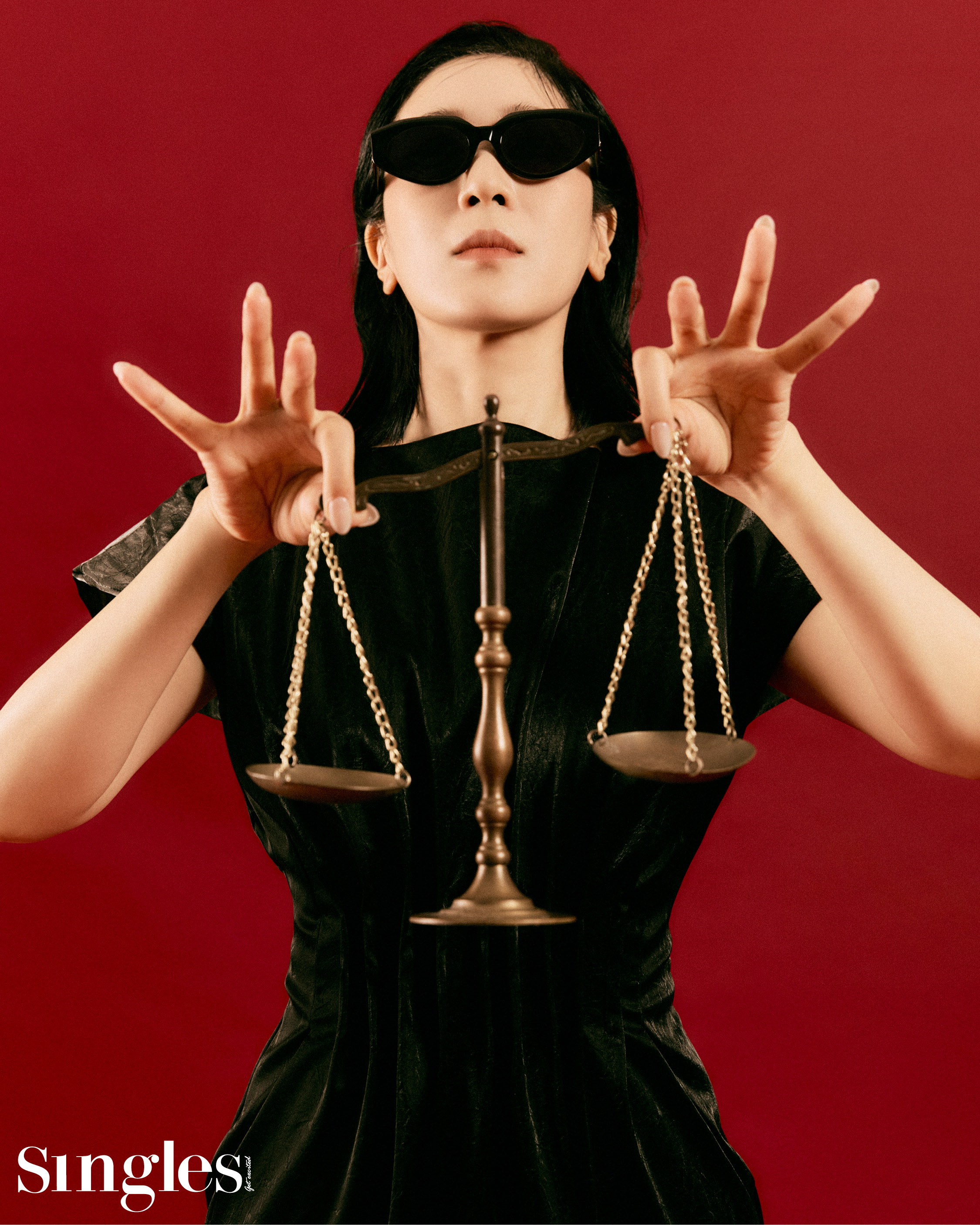 셀럽, 셀럽 화보, 싱글즈 화보, 가석방 심사관 이한신, 고수, 권유리, 백지원, 이학주, 보테가 베네타, 샵사이다, 더티스, 루부탱, 데우스, 옌드, 티링제이, 골든듀